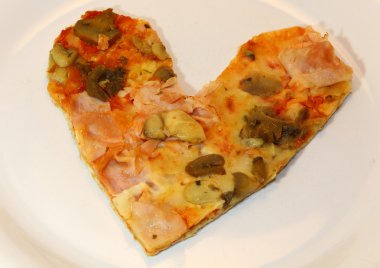 Kalp şeklinde pizza domates mantar ile