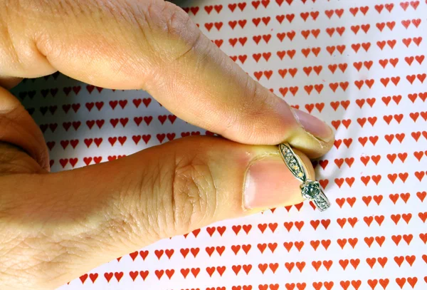 Mano del novio con un anillo de compromiso de diamantes — Foto de Stock