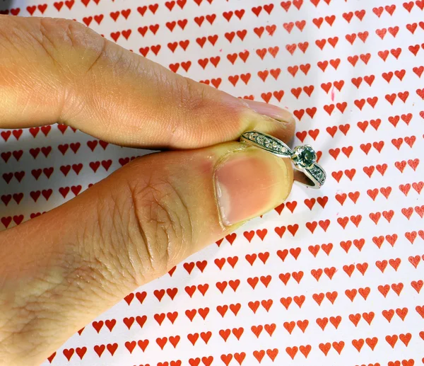 Mão do namorado com um anel de noivado de diamante — Fotografia de Stock