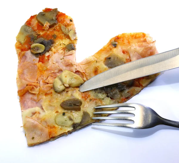 Kawałek pizzy w kształcie serca z nożem — Zdjęcie stockowe