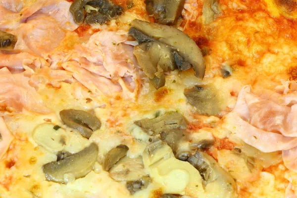 Pizza met mozzarella ham champignons — Stockfoto