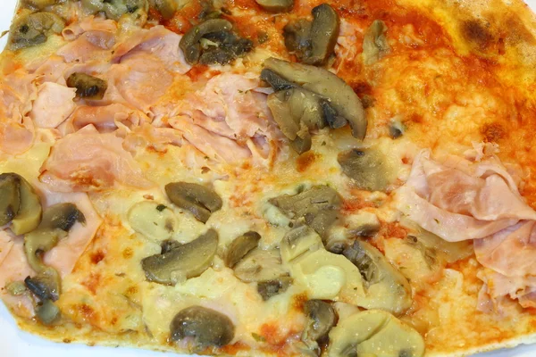 Pizza con funghi prosciutto di pomodoro — Foto Stock