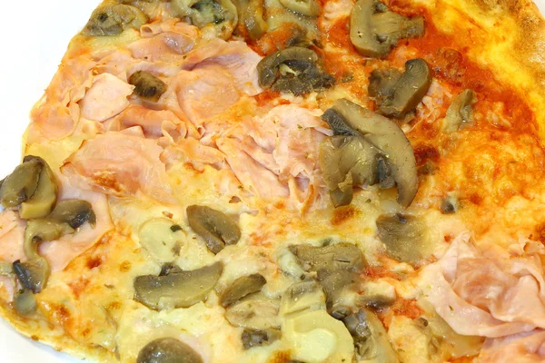Pizza z szynką pomidory mozzarella, grzyby — Zdjęcie stockowe