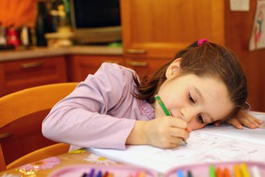 düşünceli genç kız onun defter üzerinde yazar