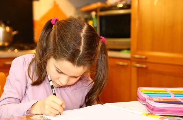 Menina escreve em seu caderno em casa — Fotografia de Stock