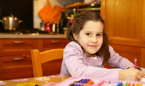 Chica sonriente escribe en su cuaderno — Foto de Stock