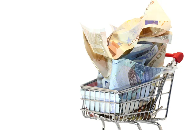 Carrinho de compras cheio de dinheiro em euros amassado — Fotografia de Stock