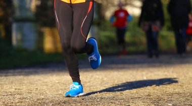 maraton için eğitim sırasında parkta koşmak runner