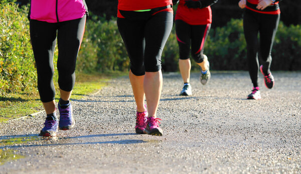 много женщин во время кросс-кантри гонки в парке
