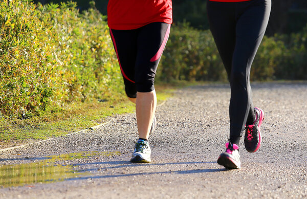 молодые женщины во время тренировки бегать в открытом парке
