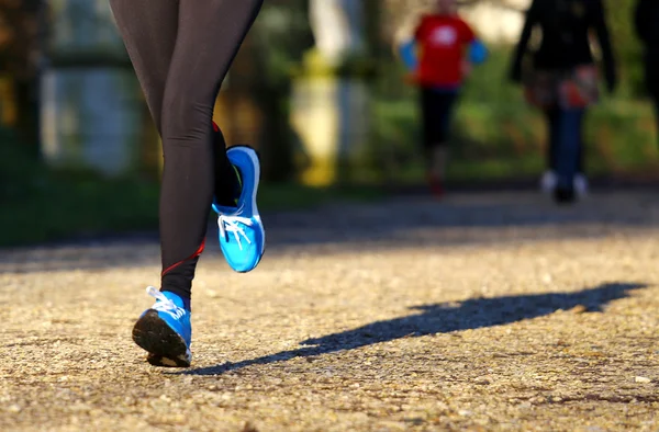 Atleta corre en el Parque durante el entrenamiento — Foto de Stock
