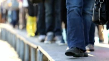 Venedik'te Saint Mark Meydanı'nda podyum üzerinde yürüyen insanlar