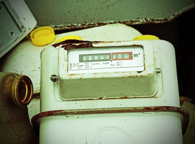 zehirli atıkların özel bir arazi doldurma alanına terkedilmiş gaz sayaçları