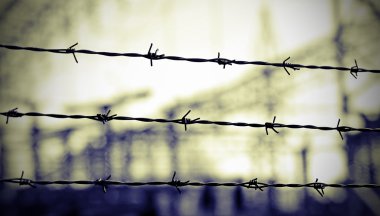 dikenli tellerle kenarlığı savaş sırasında ayıran çizgiler