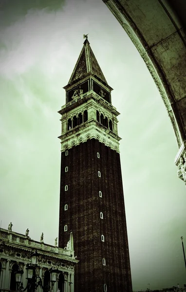 St. Mark Bell Tower and the Arch of the Ducal Palace in black an — Stock Photo, Image