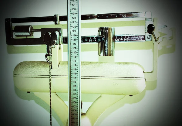 Escala de banheiro velho com haste de medição — Fotografia de Stock
