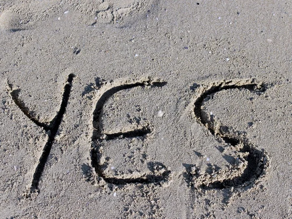 Ναι χαραγμένο πάνω στην άμμο της παραλίας — Φωτογραφία Αρχείου