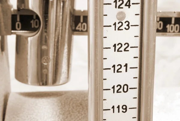 Метр для измерения веса и высоты — стоковое фото