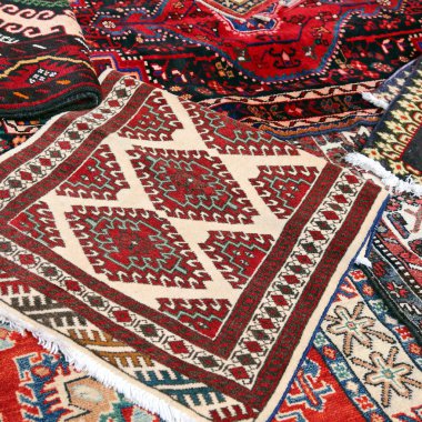 Güzel halıların dükkanda Satılık el yapımı yün kilim