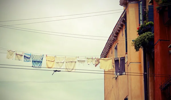 Drying laundry outdoors to dry the linen thread stretched betwee — Stock Photo, Image