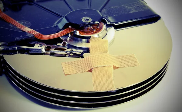 Hard disk con un cerotto — Foto Stock