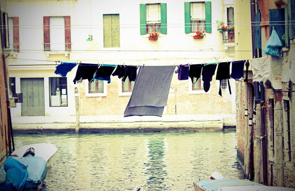 Sheets and drying laundry on the Canal full of water in Venice — Stock Photo, Image