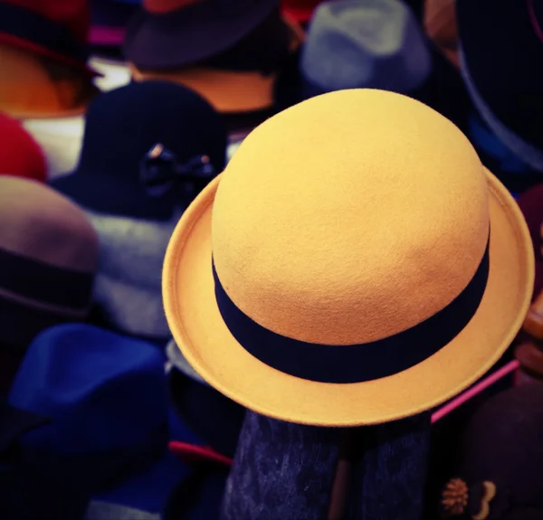 Plstěné klobouky na prodej v obchodě oblečení — Stock fotografie