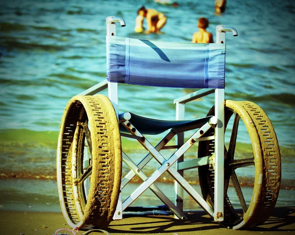 Fauteuil roulant avec roues perforées — Photo