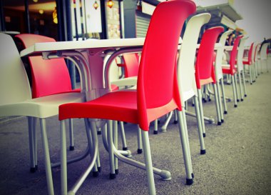 tablolarda bir kafe koltukları