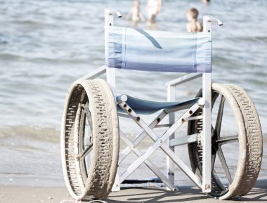 Tekerlekli sandalye ile insanlar için denize girmek için çelik jantlar