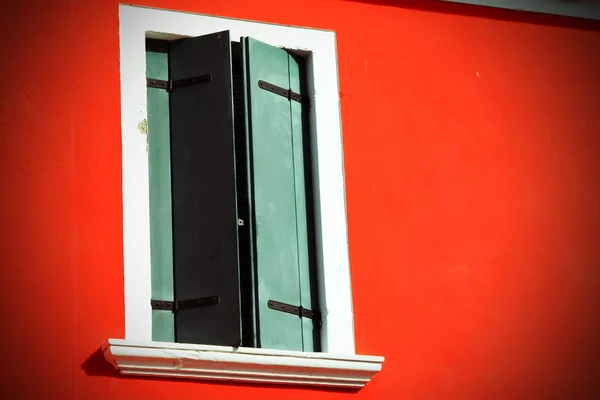 Muur van een huis met de groene gesloten balkon — Stockfoto