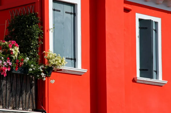 Casa Burano com a Muralha Vermelha — Fotografia de Stock