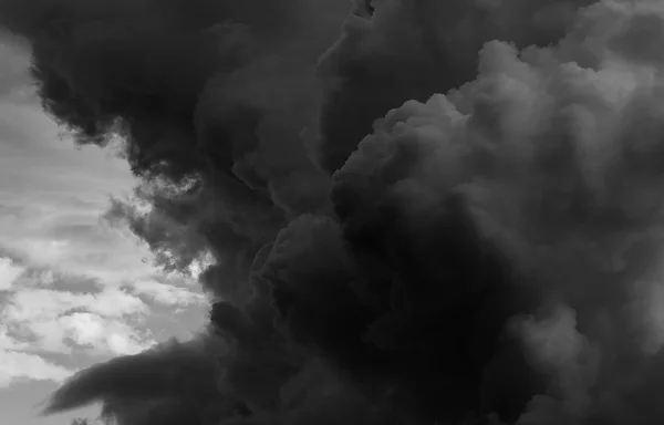 Cielos de plomo nublado con nubes cargadas de lluvia y un poco de cielo azul — Foto de Stock
