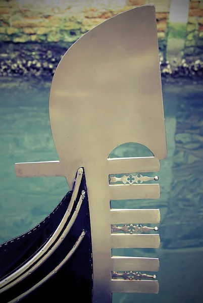 Gondola in Venice with the characteristic shape 2 — Stock Photo, Image