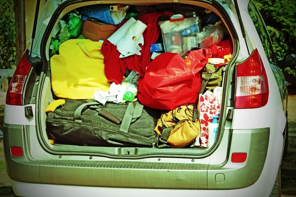 Tronco sobrecarregado com sacos e sacos para férias em família — Fotografia de Stock