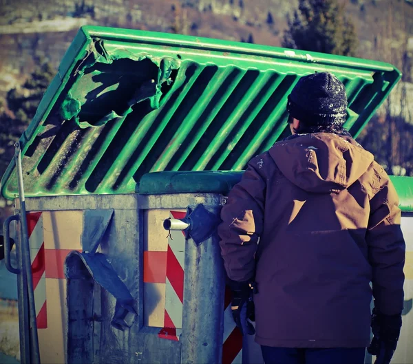 Αγόρι, ψάχνοντας για τροφή στο σκουπίδια κουτί — Φωτογραφία Αρχείου