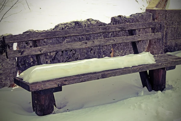 Panchina coperta di neve nel Nord Italia — Foto Stock