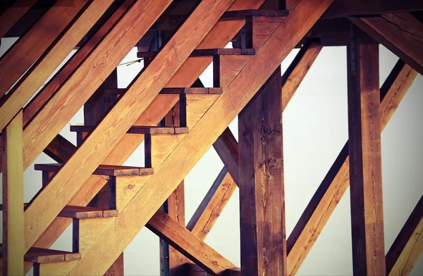 Escalera de madera para subir por encima de una casa inclinable de madera sobre el se — Foto de Stock