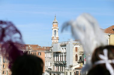 Venedik Karnavalı sırasında iki maskeli kızlar