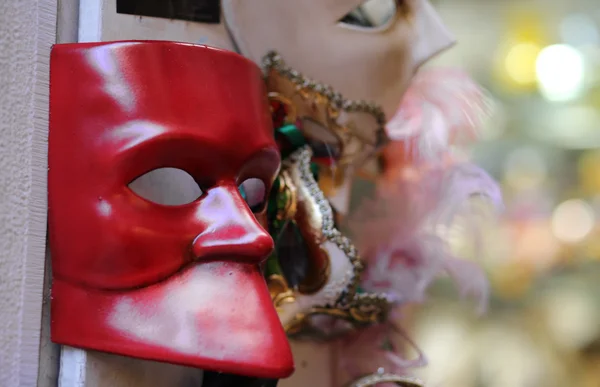 Red mask for sale in calle of Venice — Stock Photo, Image