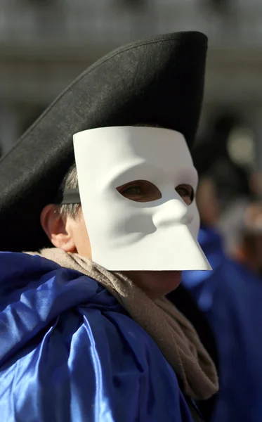 Uomo con maschera bianca e vestito blu — Foto Stock