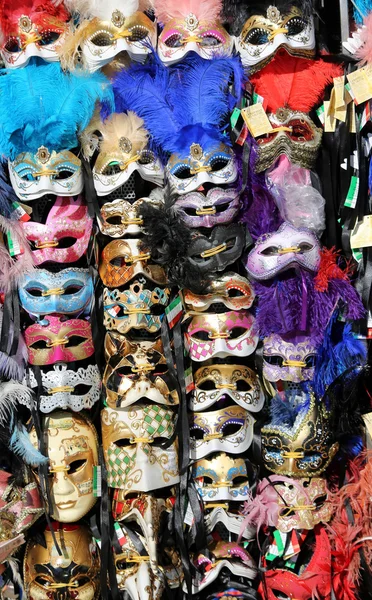 Máscaras en un stand en la plaza de San Marcos en Venecia Italia —  Fotos de Stock