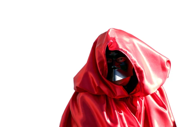 Πρόσωπο ντυμένο με μαύρη μάσκα και ντυμένος με κουκούλα κόκκινο — Φωτογραφία Αρχείου