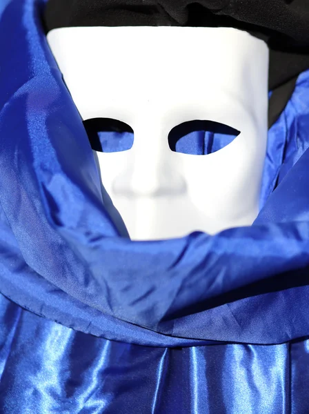 Máscara branca e vestido azul em Veneza — Fotografia de Stock