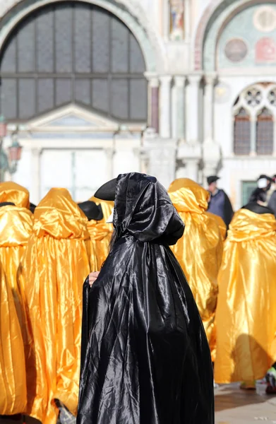 Mulheres e homens com trajes dourados para o Carnaval em Veneza It — Fotografia de Stock