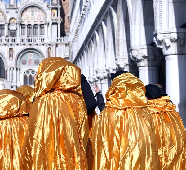 Gyllene dräkter för karnevalen i Venedig Italien — Stockfoto