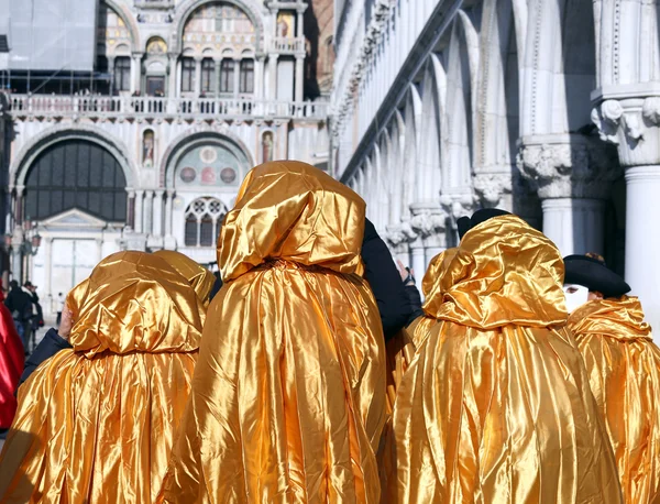 Zlaté kostýmy na karneval v Benátkách — Stock fotografie