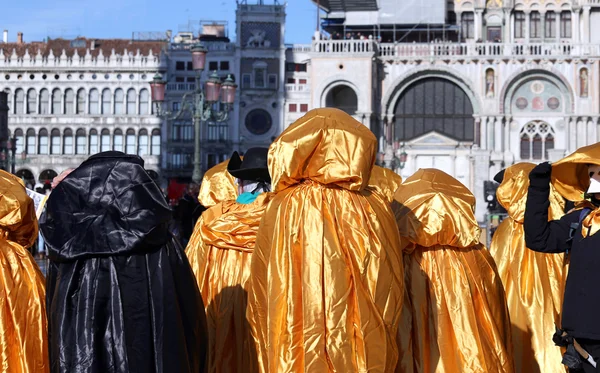 Fantasias de ouro para o Carnaval em Veneza — Fotografia de Stock