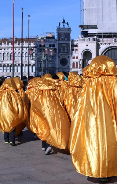Golden costumes for the Carnival in Venice — Stock Photo, Image