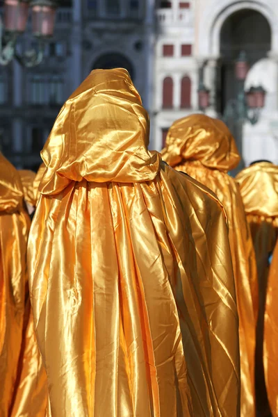 イタリア、ベニスのカーニバルの黄金衣装 — ストック写真